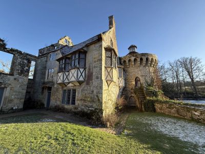 Old Scotney Castle fortified house with bay windos and joined to the tower. The larger house ruins to the left.